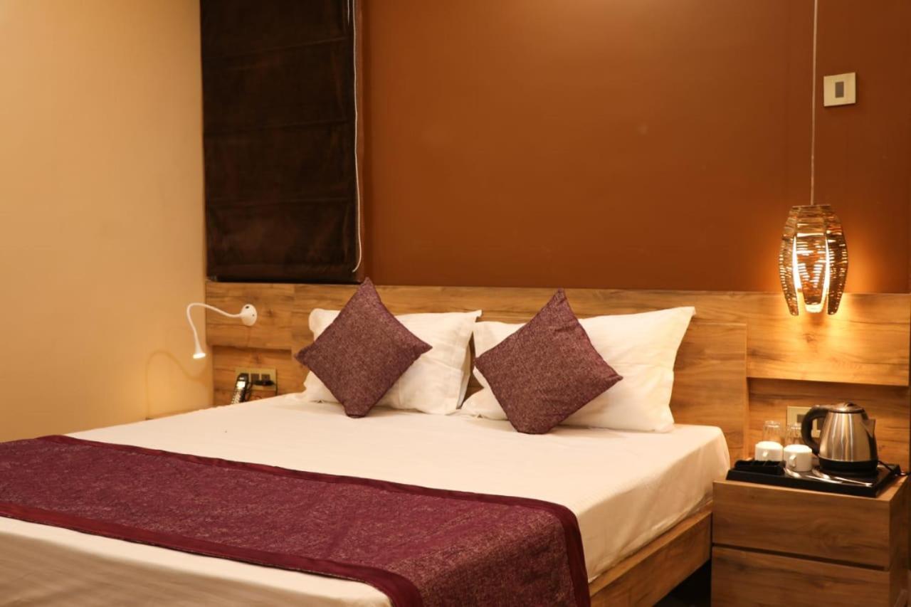 Hotel Mansa カーンプル エクステリア 写真