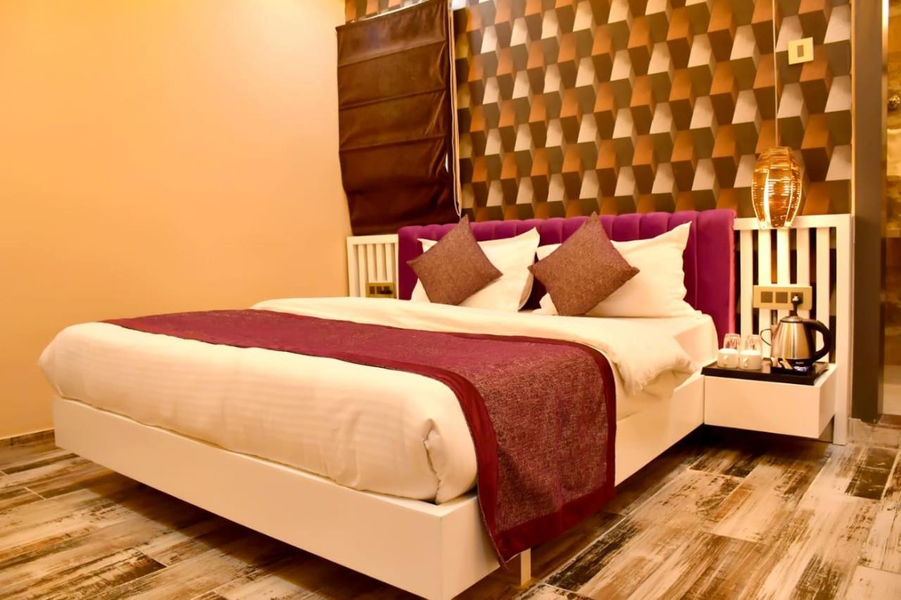 Hotel Mansa カーンプル エクステリア 写真