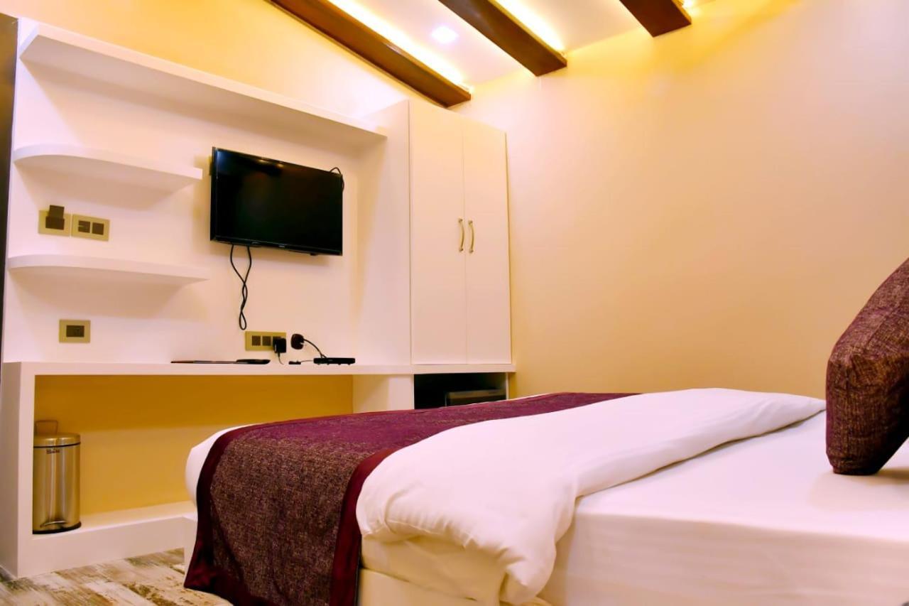 Hotel Mansa カーンプル エクステリア 写真